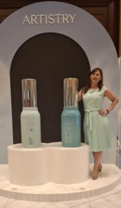 Рима Белоусова возле стенда Artistry